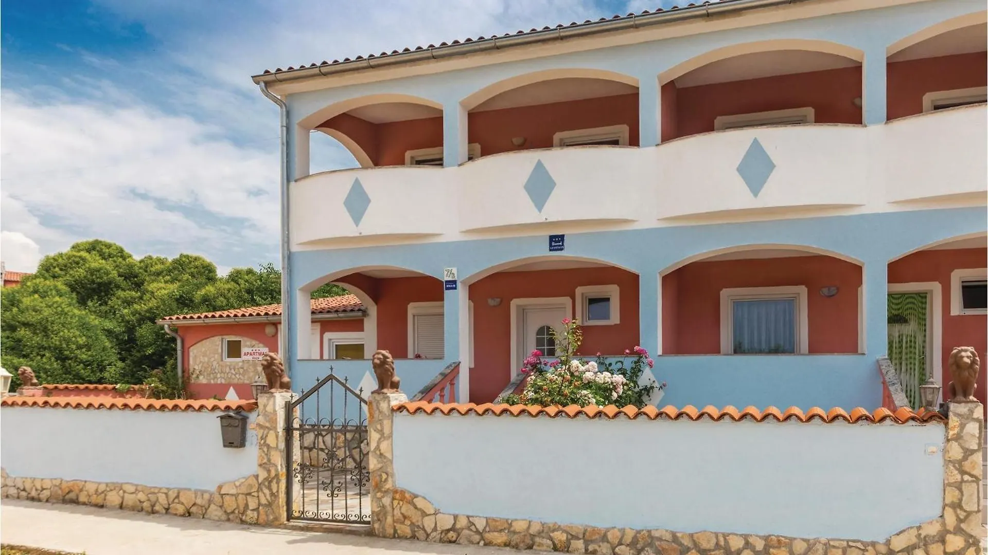 2 Bedroom Cozy Apartment In Vodnjan contacts